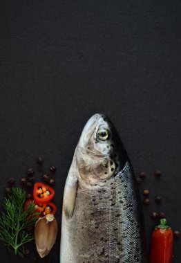 Taze alabalık balık 