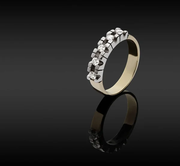 Anillo de oro femenino con diamantes — Foto de Stock