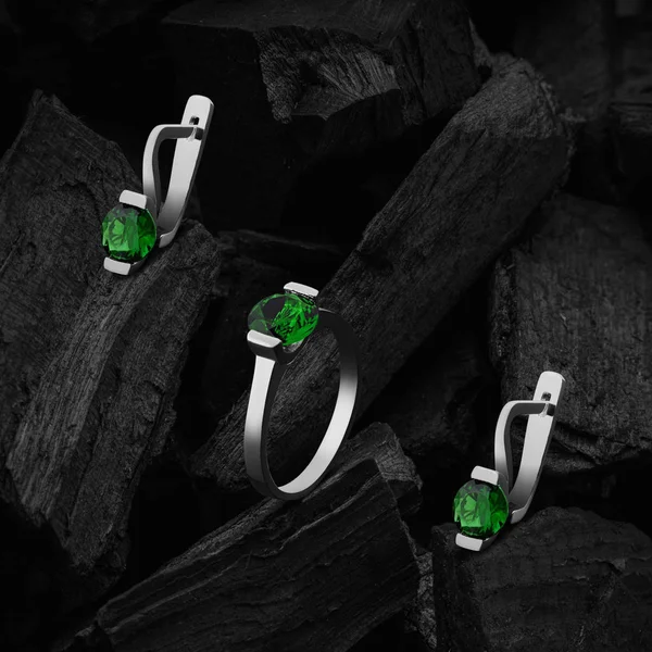 Ring and earrings with emeralds — Stock Photo, Image