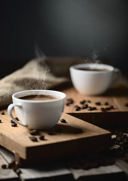 Kaffeetassen und Kaffeebohnen — Stockfoto