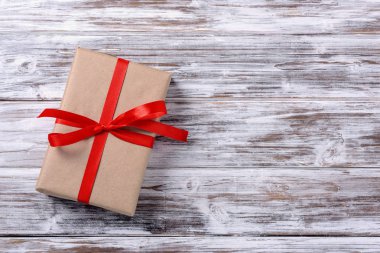 Kırmızı kurdeleli hediye kutusu