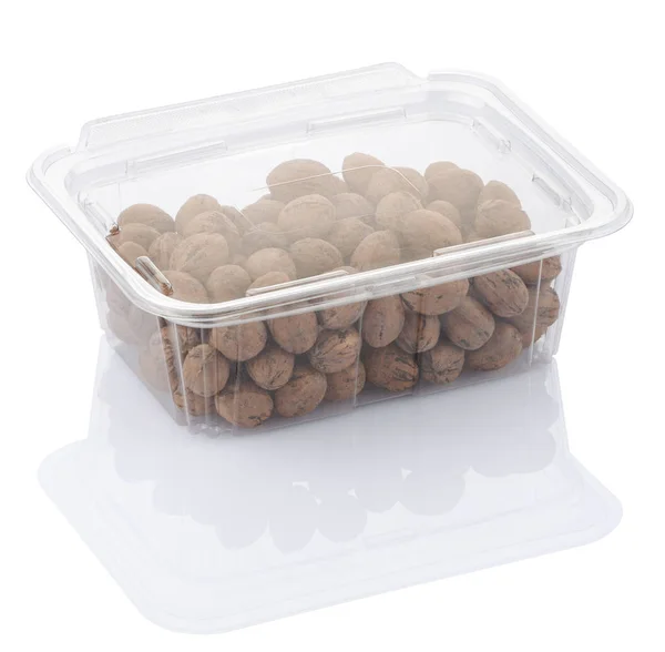 Пекан горіхи в прозорій пластиковій продовольчій коробці — стокове фото