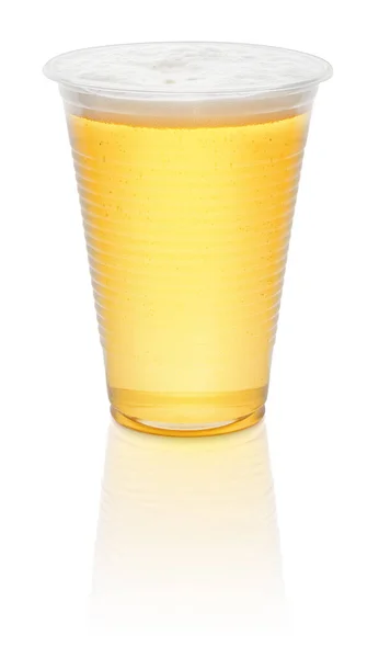 Piwo w jednorazowym plastikowym kubku — Zdjęcie stockowe