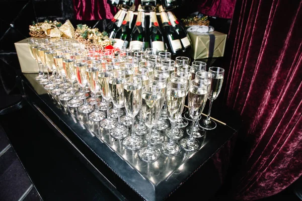 Glazen champagne op de piano — Stockfoto