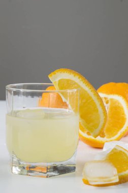 Tonik portakal ve buz ile