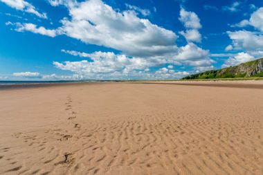 St Cyrus plajda ayak izleri.