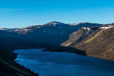 Geniş Cairn ve Loch Muick
