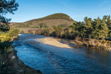 River Dee ve Craigendarroch.