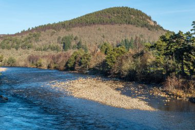 River Dee ve Craigendarroch.