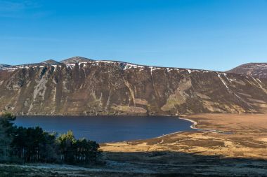 Loch Muick baş ve Lochnagar.
