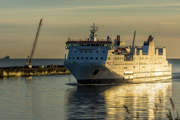 Aberdeen harbour adlı feribot geldi.