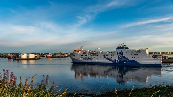 Aberdeen harbour adlı feribot geldi. — Stok fotoğraf