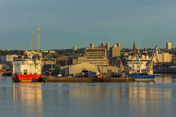 Aberdeen harbour and city. — Stock Photo, Image