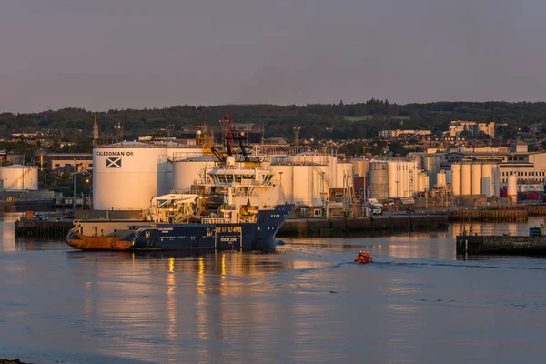 Siem Challenger dorazí na Aberdeen harbour. — Stock fotografie