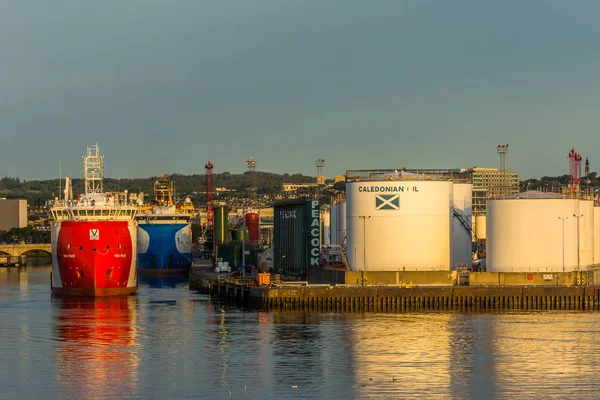 Porto de Aberdeen e tanques de petróleo . — Fotografia de Stock