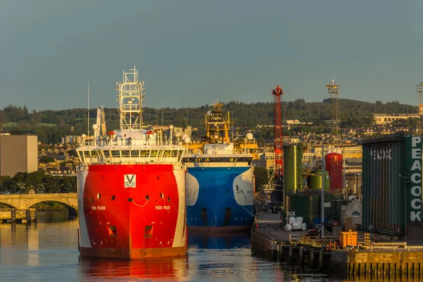 Buques de petróleo al amanecer . — Foto de Stock