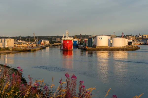 Aberdeen harbour a olejové nádrže. — Stock fotografie