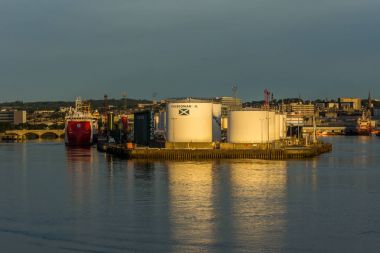 Aberdeen liman ve petrol tankları.