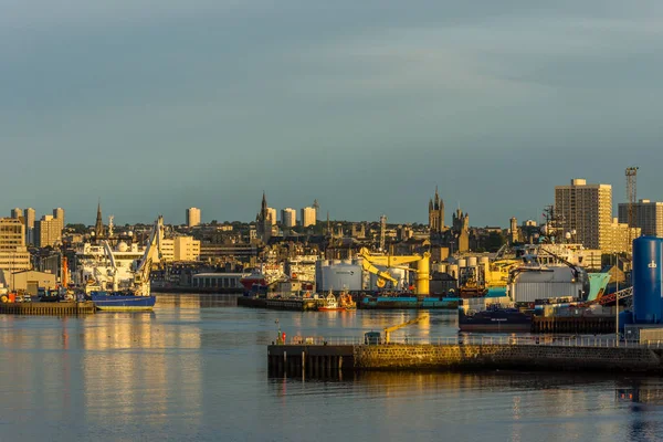 Aberdeen harbour a město. — Stock fotografie