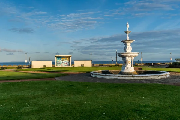 Ayr beachfront, fountain and shelter. — Stock Photo, Image