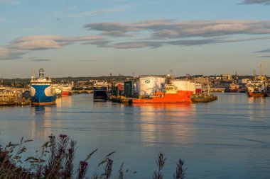 Aberdeen Harbour, River Dee ve yağ gemi servis.