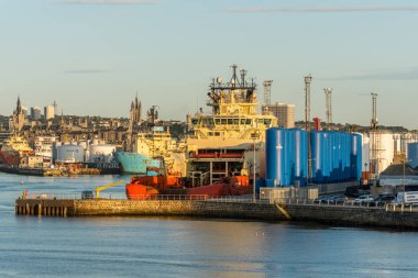 Aberdeen liman gemi iskelesi ve petrol.