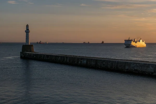 Aberdeen harbour adlı feribot geldi.