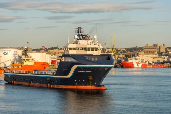 Aberdeen Harbour Basin y el remolcador de petróleo Highland Prince . — Foto de Stock