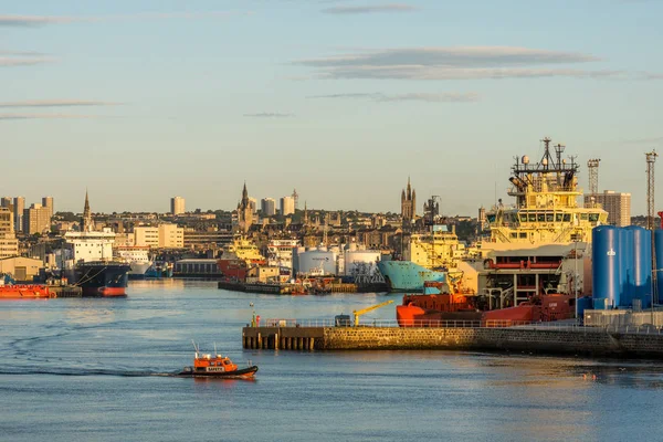 Aberdeen Harbour, umyvadlo a záchranný člun. — Stock fotografie