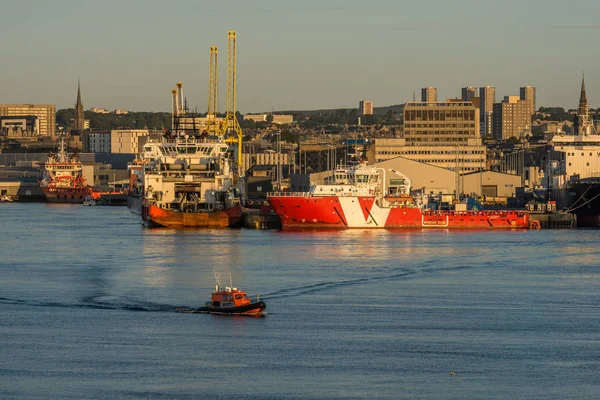 Aberdeen Harbour Havzası ve cankurtaran.