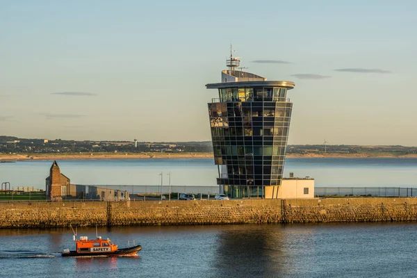 Cankurtaran deniz operasyonları kule Aberdeen Harbour adlı geçer.. — Stok fotoğraf
