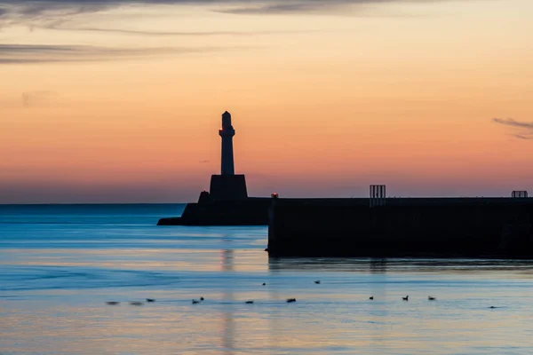 Gündoğumu Aberdeen Limanı deniz feneri.