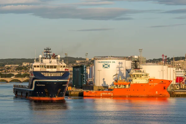 Aberdeen Harbour Basin y el remolcador de petróleo Highland Prince . — Foto de Stock