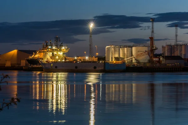 Aberdeen harbour quay a ropy loď v noci. — Stock fotografie
