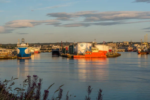 Aberdeen Harbour, River Dee ve yağ gemi servis.