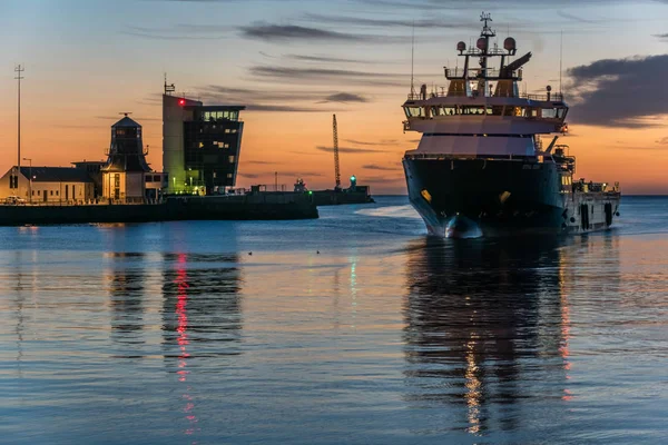 Ropy loď vpluje do Aberdeen bay. — Stock fotografie