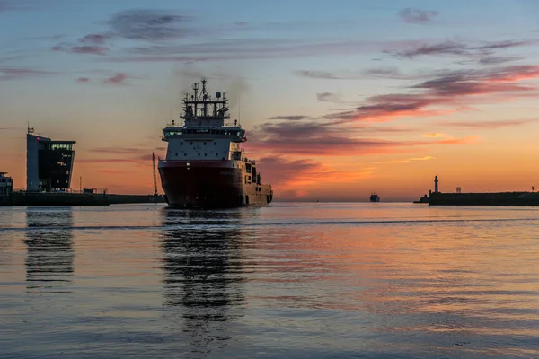 Oil ship enters Aberdeen harbour. — Stock Photo, Image