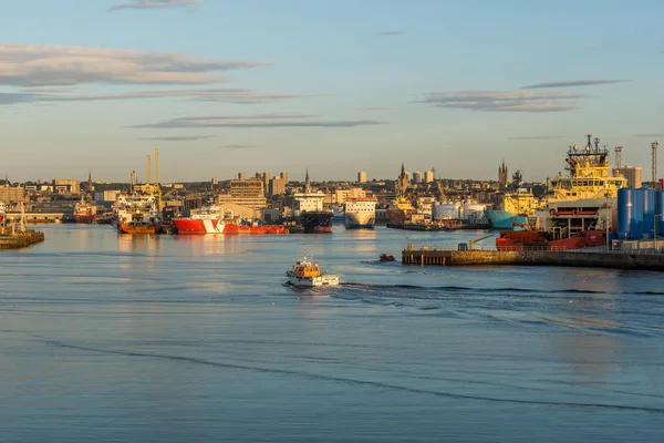 Aberdeen Harbour, River Dee ve yağ gemi servis.