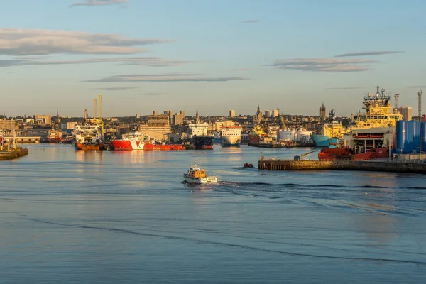 Aberdeen Harbour, Řeka Dee a olej servis lodí. — Stock fotografie