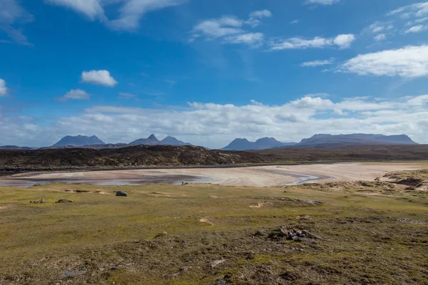 Bahía de Achnahaird con Inverpolly en la distancia . —  Fotos de Stock