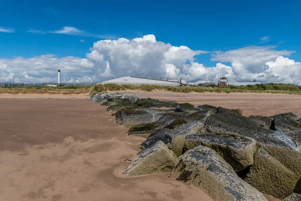 Plaj savunma Montrose plajda kayalar.