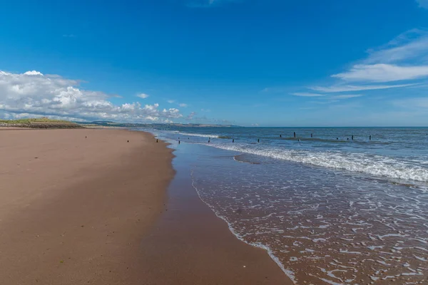 Montrose Spiaggia, onde e costa . — Foto Stock