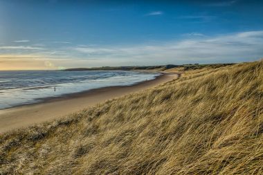 Cruden Bay dunes çim ve plaj.