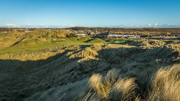 Cruden Bay tepeleri ve şehir.