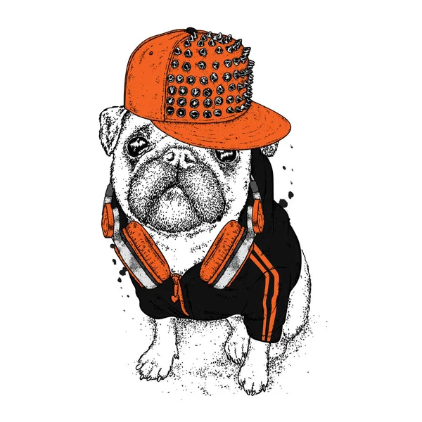 Lindo pug em uma jaqueta, um boné com picos e fones de ouvido. Ilustração vetorial para um cartão postal ou um cartaz, impressão para roupas. Um hipster de cão vestido. Moda & Estilo. Cachorrinho engraçado . —  Vetores de Stock