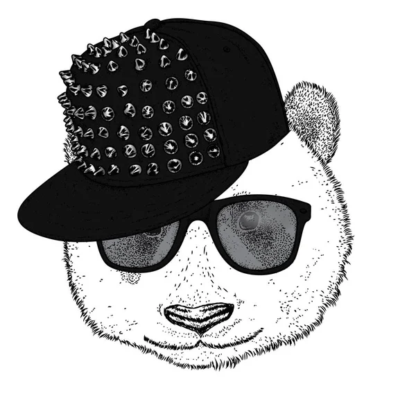 Aranyos panda egy sapkát, szegek és a szemüveg. Vektoros illusztráció egy képeslapot vagy egy poszter. Vicces viseli. Ruha állatoknak. — Stock Vector