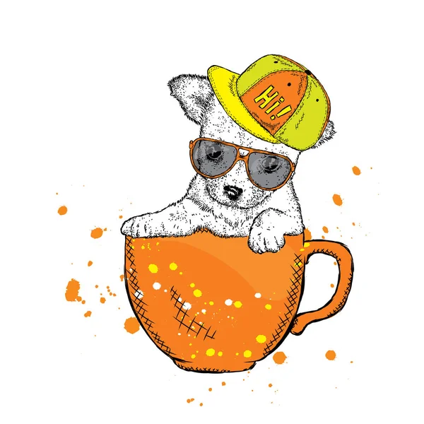 Симпатичный щенок в очках и кепка сидит в чашке. Векторная иллюстрация для открытки или плаката. Смешная собака . — стоковый вектор