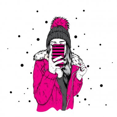 Şık bir ceket ve kabarık bubo ile güzel bir şapka aşağı bir kız. Bir kadın bir akıllı telefon tutarak ve selfies yapma. Vektör çizim. Giyim ve aksesuarları, moda ve stil.