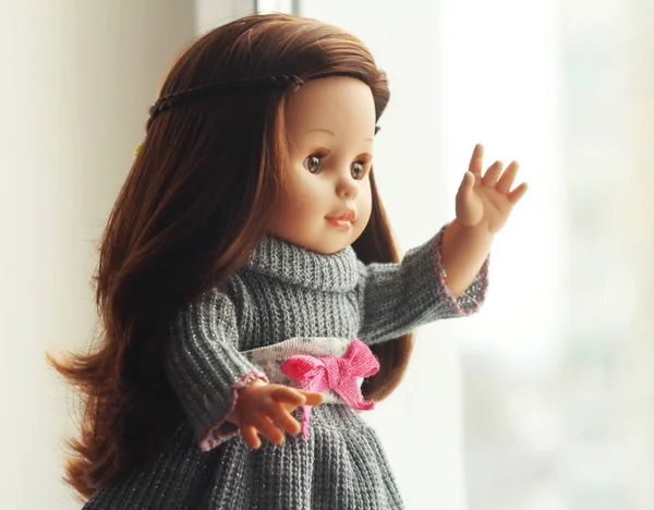 Кукла Длинными Волосами Красивом Платье — стоковое фото
