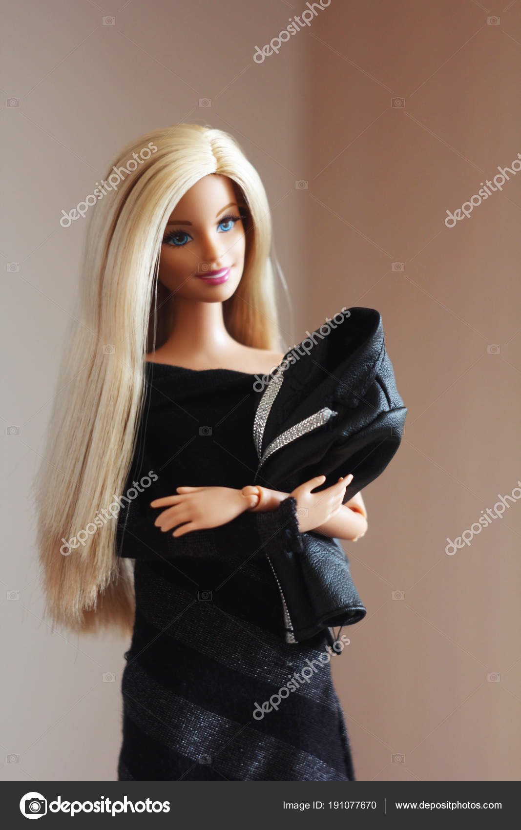 Barbie - Boneca caucasiana com cabelo extra longo, roupa e